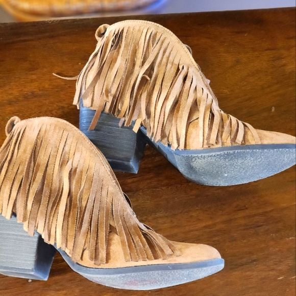 Coconuts by Matisse fringe booties, sz 10 - Picture 2 of 6